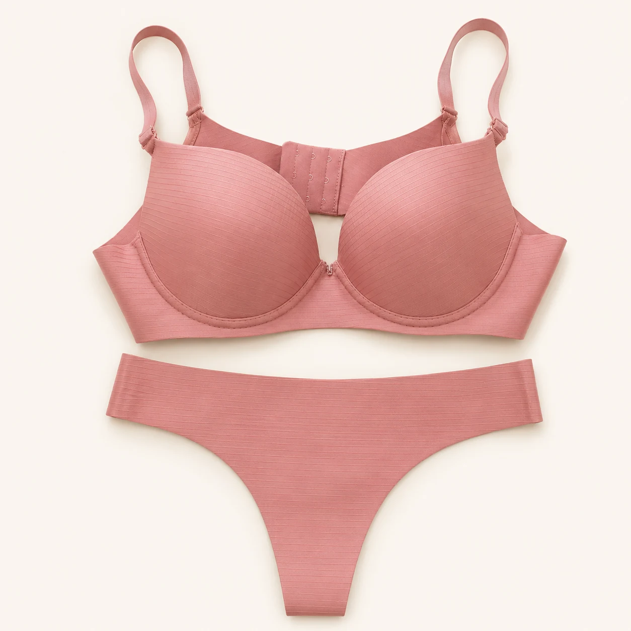 Conjunto rosa de lencería brasilera